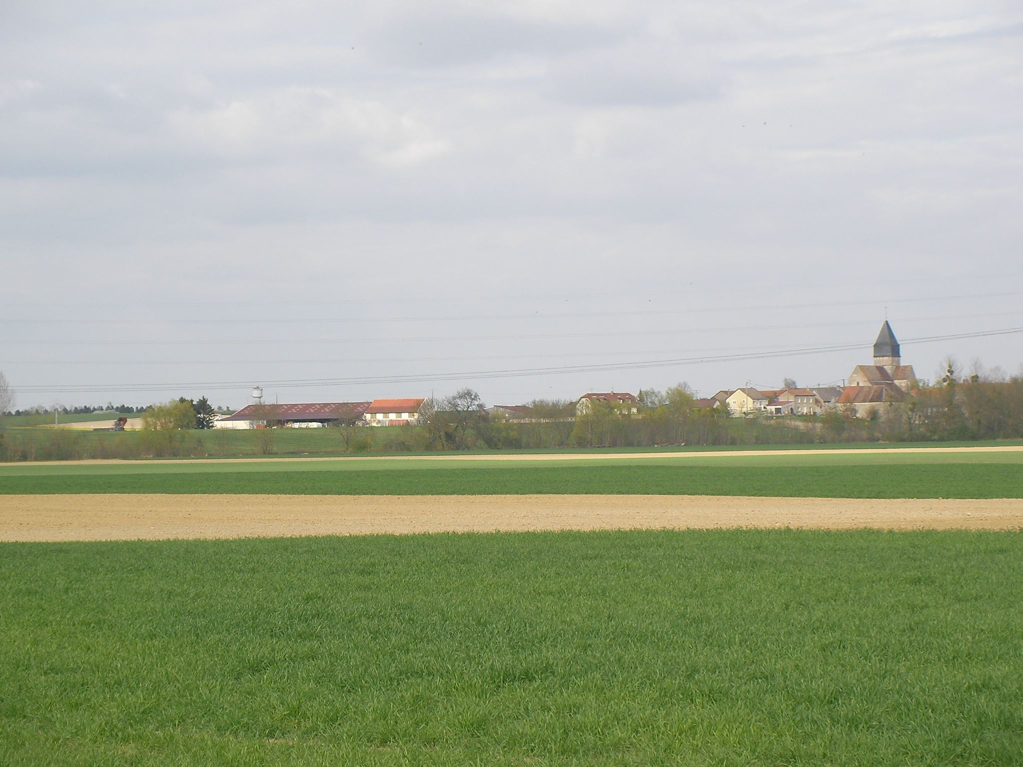 Village de baudement, lieu de production de la Farine Soline. Le hangar de la ferme est à gauche