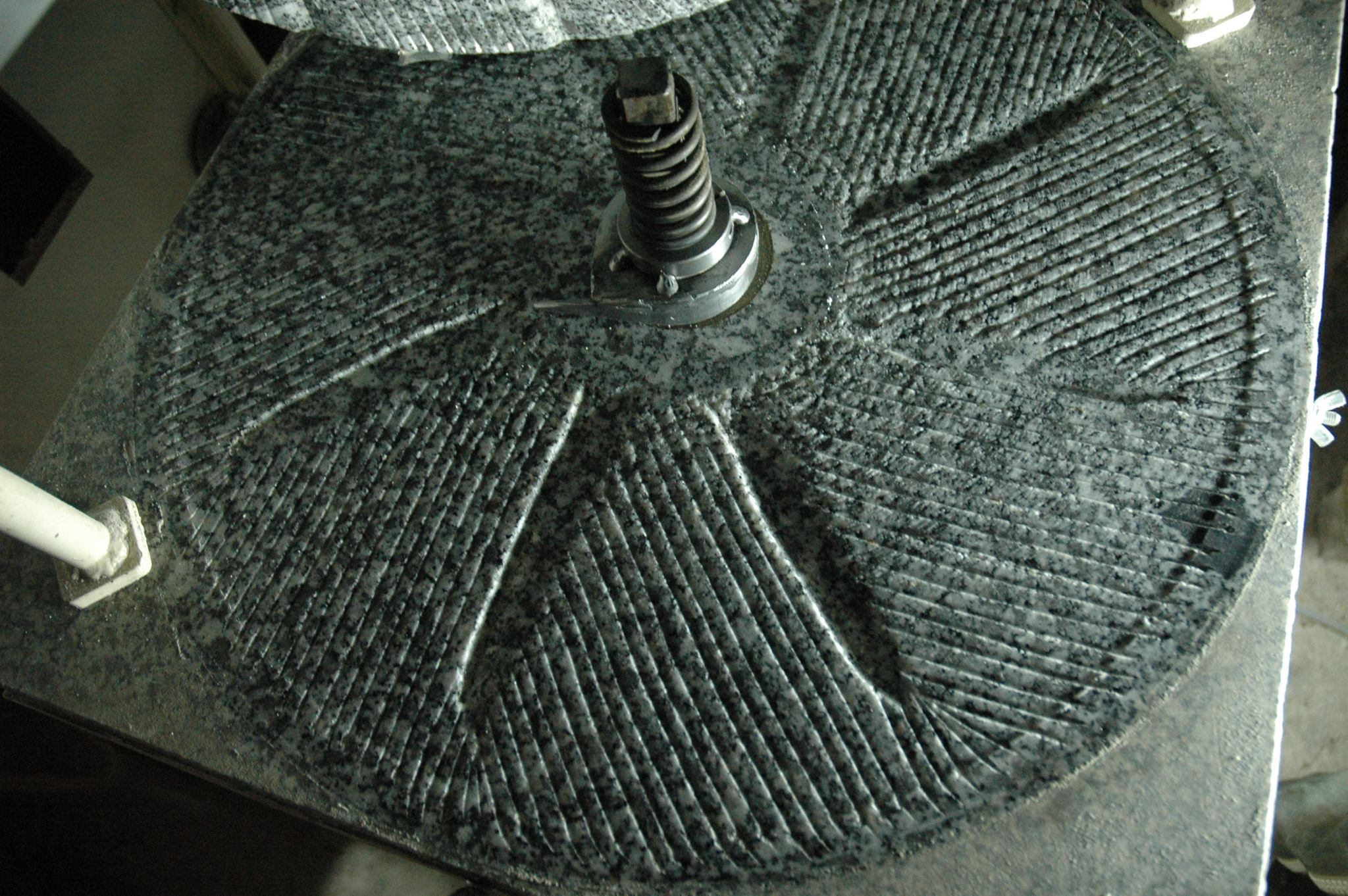 Meule de granit du dessous du moulin Astrié